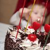 Un băiețel de 14 luni a ajuns în comă după ce a inhalat o pudră pentru decorarea prăjiturilor. Mama sa pregătea un tort aniversar
