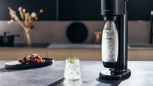 Apa carbogazoasă de acasă? Aparatele SodaStream câștigă teren în bucătăriile românilor / Unde le găsești și cât costă