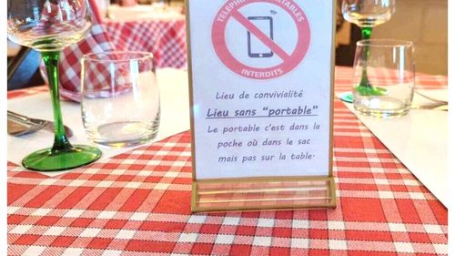 Un mic restaurant din Alsacia și-a sporit clientela după ce a interzis telefoanele la masă. „Oamenii discută între ei și se nasc noi prietenii”