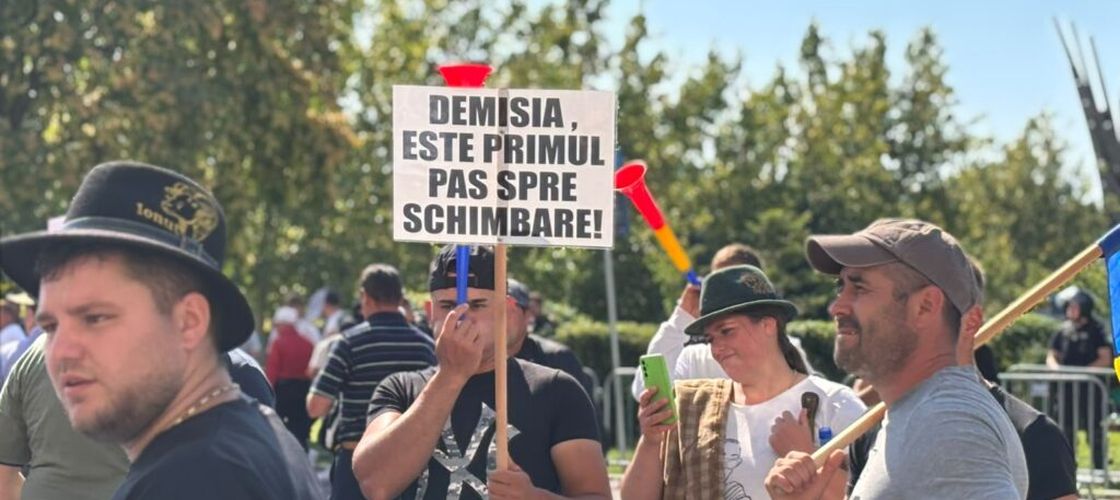 UPDATE | FOTO-VIDEO | Protest violent în Capitală: Mii de crecătorii de oi au ieșit în stradă și cer reluarea urgentă a exporturilor: „Fermierii au nevoie de piețe redeschise, nu de noi întârzieri” / Jandarmii au folosit spray-uri cu gaze lacrimogene: „Au forțat dispozitivul” / Reacția șefului ANSVSA