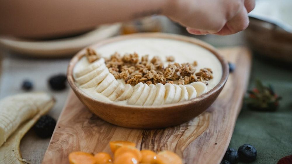 Micul dejun care nu balonează! Gastroenterologii au făcut un top al alimentelor care nu provoacă disconfort abdominal/ Ovăzul, ouăle și banana, în fruntea listei