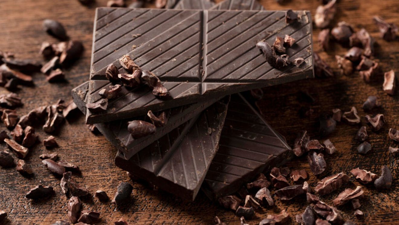 Ciocolata neagră te ajută să te menții tânăr? Un nou studiu spune că un compus din acest deliciu poate încetini procesul de îmbătrânire