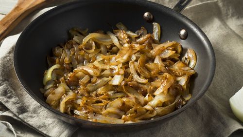 Fasole cu ceapă caramelizată, o rețetă inspirată de supa franțuzească de ceapă. Un preparat cremos, gata în mai puțin de o oră