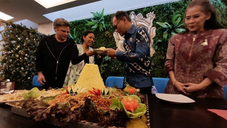 VIDEO/FOTO | Primul restaurant balinez din România, redeschis în spațiu nou la Timișoara. Patronul român a locuit zece ani în Bali și s-a întors acasă cu o soție asiatică / Inaugurare cu ambasadorul Indoneziei