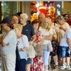 Îmbulzeală la deschiderea unui magazin din București după anunțarea unor reduceri de până la 90%. O femeie a avut nevoie de îngrijiri medicale