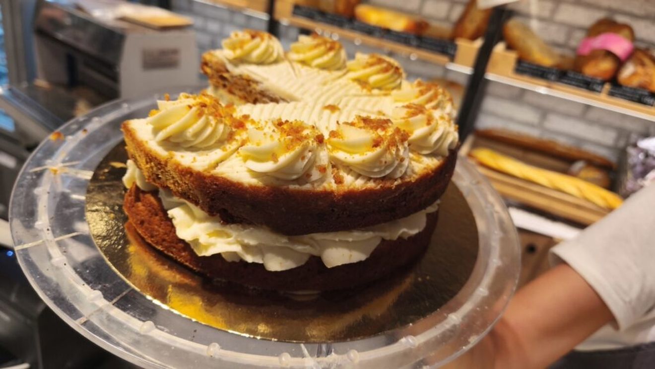 VIDEO | Carrot Cake, o prăjitură perfectă pentru cei care poartă numele sfinților arhangheli Mihail și Gavriil/ Pregătește-o rapid după rețeta unui chef celebru