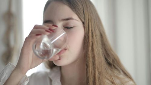 Hidratarea, un aliat cu care faci față mai bine stresului / Cercetătorii au stabilit că o bună hidratare nu doar ajută organismul să funcționeze optim, dar poate tine sub control și cortizolul – hormonul stresului