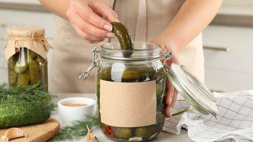 ABC în bucătărie | Acum e momentul în care se pun castraveții la murat / Reguli de bază pentru a obține castraveți crocanți, gustoși și care țin bine peste iarnă