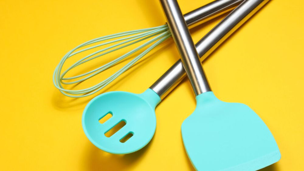 Semnul care îți arată că trebuie să arunci spatula de silicon. Un expert în siguranța produselor explică riscurile pe care le ignorăm în bucătărie