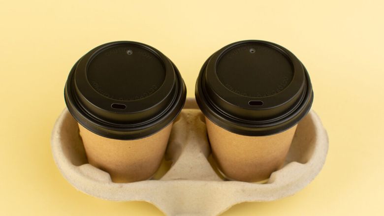 Misterul găurii mici din capacul cafelei to-go – nu e vorba de orificiul pentru băut / De ce există și ce rol important are, de fapt