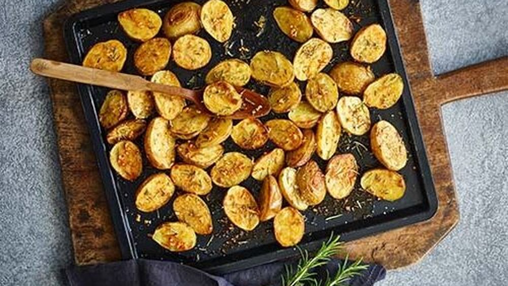 Idei de cină: Cartofi la cuptor cu pesto de rozmarin/ Cină de post sau garnitură pentru friptura de Crăciun/ Rețetele Juanitei