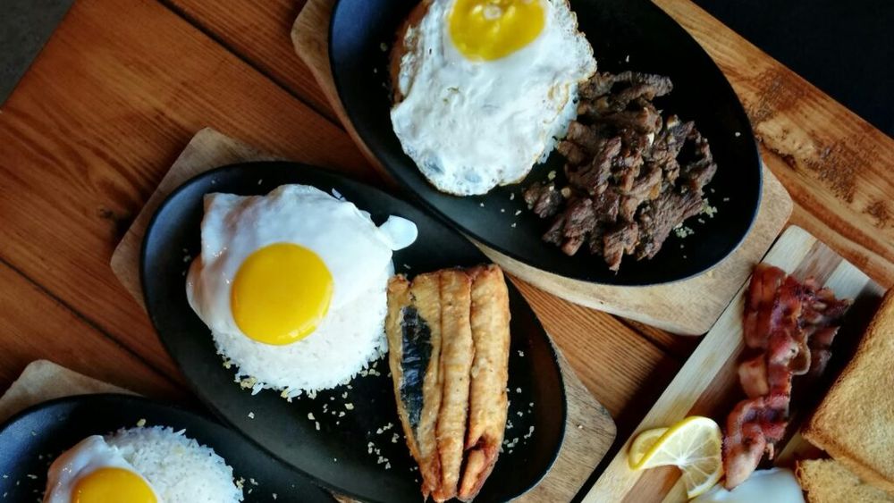 Patru semne că organismul tău nu primește suficiente proteine/ Nutriționiștii te sfătuiesc să mănânci proteine, inclusiv la micul dejun, pentru a scăpa de oboseală, căderea părului și poftele între mese