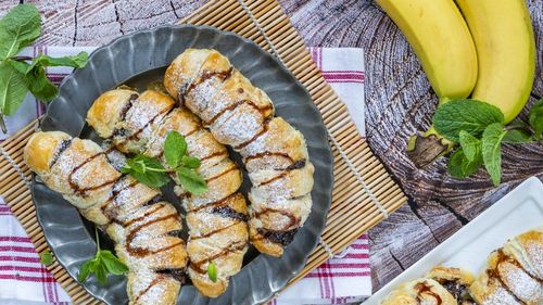 Ceva dulce. Banane umplute cu ciocolată și învelite în foietaj. Un desert rapid, delicios și de efect, fără multe grăsimi și fără ouă
