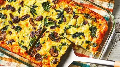 Spanac, ciuperci și ouă la cuptor/Un mic dejun bogat în nutrienți care va ține foamea departe pentru ore bune