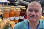 VIDEO | După pensionare s-au întors la pământ / Povestea soților Mureșan, care transformă recolta din grădină în zeci de bunătăți făcute ca odinioară / Liviu Mureșan: „La început am făcut pentru noi și pentru câțiva prieteni. Ei ne-au spus: «De ce nu faceți să guste și alții?» Și așa a început totul”