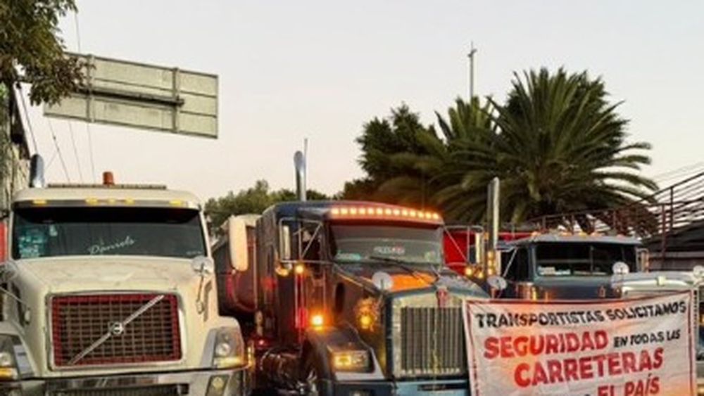 FOTO | Sute de fermieri mexicani au blocat un pod important la granița cu SUA / Motivul  care a dus la organizarea protestului