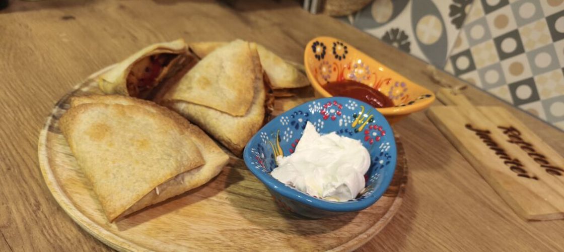 FOTO-VIDEO | Quesadilla „pliculeț”, un mod de a împacheta carnea, legumele și brânza pentru a mușca ușor din acest fast-food crocant și sănătos