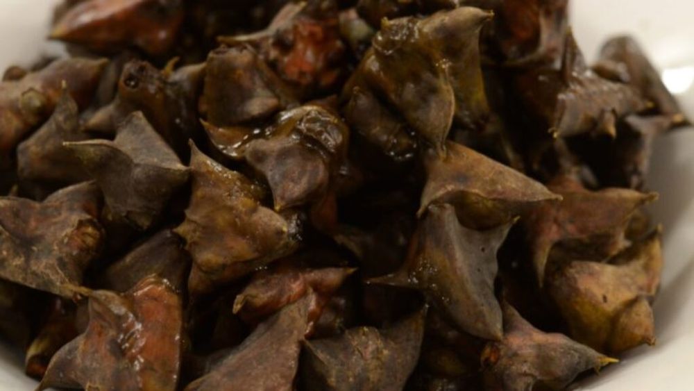 Un nutriționist dezvăluie beneficiile consumului de nuci de apă în timpul sarcinii / Bogate în antioxidanți, potasiu și fibre, aceste fructe de apă reglează tensiunea arterial, ajută digestia și ameliorează grețurile matinale