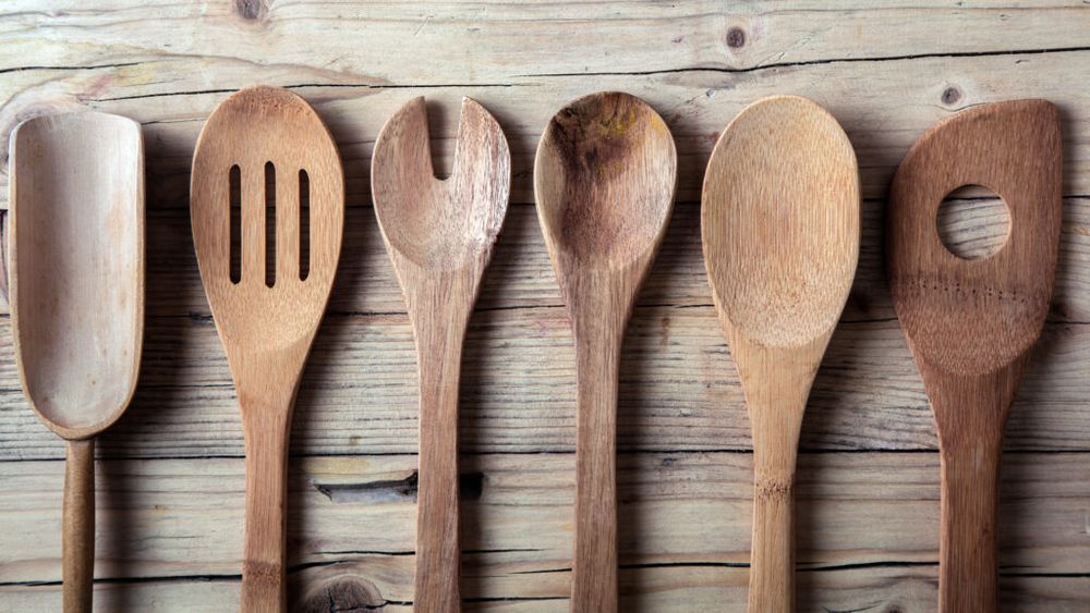 Poți folosi aceleași ustensile pentru carne crudă și gătită? Greșeala frecventă care poate duce la toxiinfecții alimentare