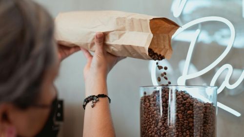 Livrările globale de cafea robusta vor scădea, după declinul producției din Vietnam / Fermierii, afectați de căldură, au optat pentru culturi mai profitabile, cum ar fi durian şi avocado