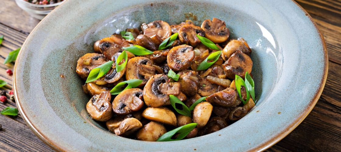 Secretul simplu pentru ciuperci perfecte la tigaie / Ingredientul care le păstrează deschise la culoare și apetisante