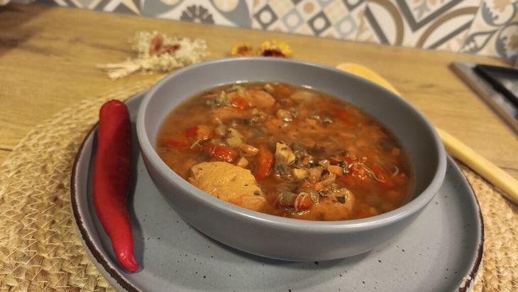 GALERIE FOTO | Ciorbă de curcan cu legume, fidea și borș. Un comfort food ușor de preparat, pentru un prânz lejer