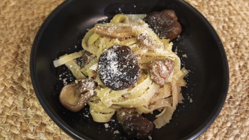 VIDEO FOTO | Paste cu carne de curcan și ciuperci. Dacă vrei un gust mai exotic pune și câteva stafide