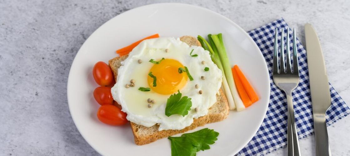 Cum faci ouă ochiuri fără tigaie și fără ulei încins / Un truc simplu promite albuș bine făcut și gălbenuș moale în doar un minut