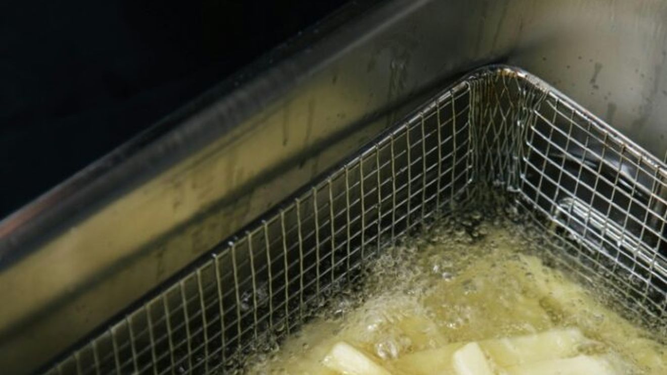 În țara dietei mediteraneene, cantinele școlare au în meniul zilnic prea multe alimente prăjite/ 70 % utilizează uleiuri nesănătoase, dar ieftine