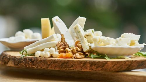 Peste 130 de kilograme de telemea de oaie, retrase de la comercializare de DSVSA Buzău / Motivul: Ar fi conţinut şi lapte de vacă