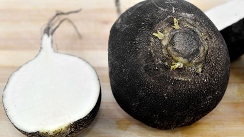 Ridichea neagră: Datorită conținutului de vitamina C, contribuie la sănătatea pielii și a ochilor / 100 g de ridichi conţin peste 20 mg de vitamina C, adică aproape 30% din cantitatea recomandată adulţilor în fiecare zi