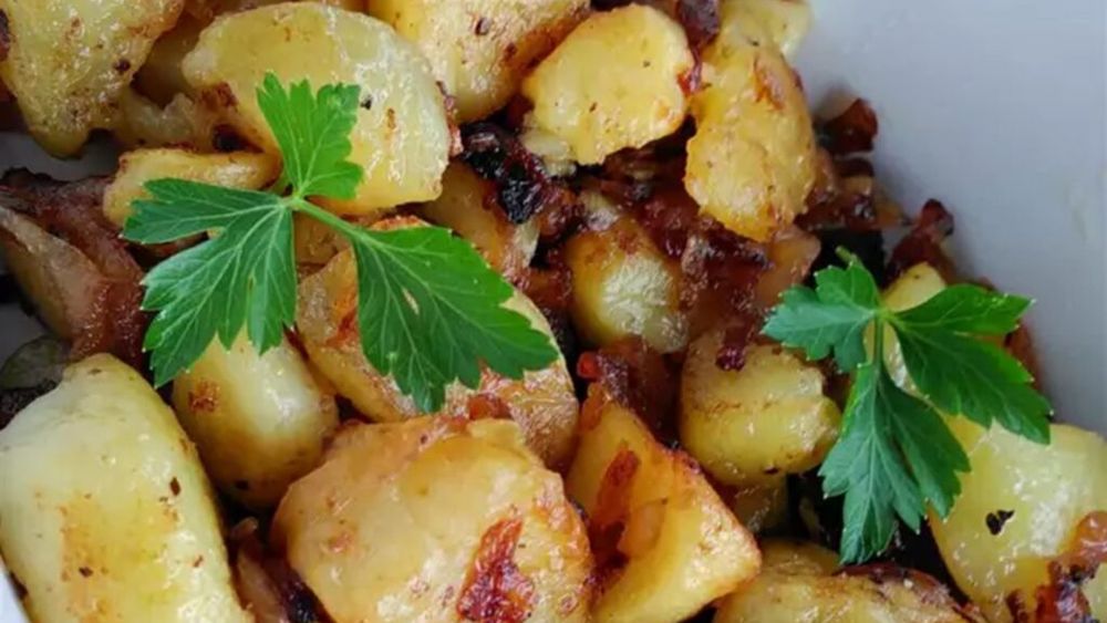 Cartofi copți, o rețetă ușoară pentru cină/Poate fi preparată din cartofii rămași, dacă ai fiert sau copt în cuptor prea mulți cu o zi înainte