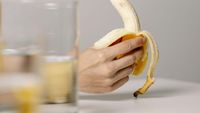 Fibrele albe din banană pe care le aruncăm pot avea beneficii pentru sănătate. Ce conțin, de fapt, aceste fâșii