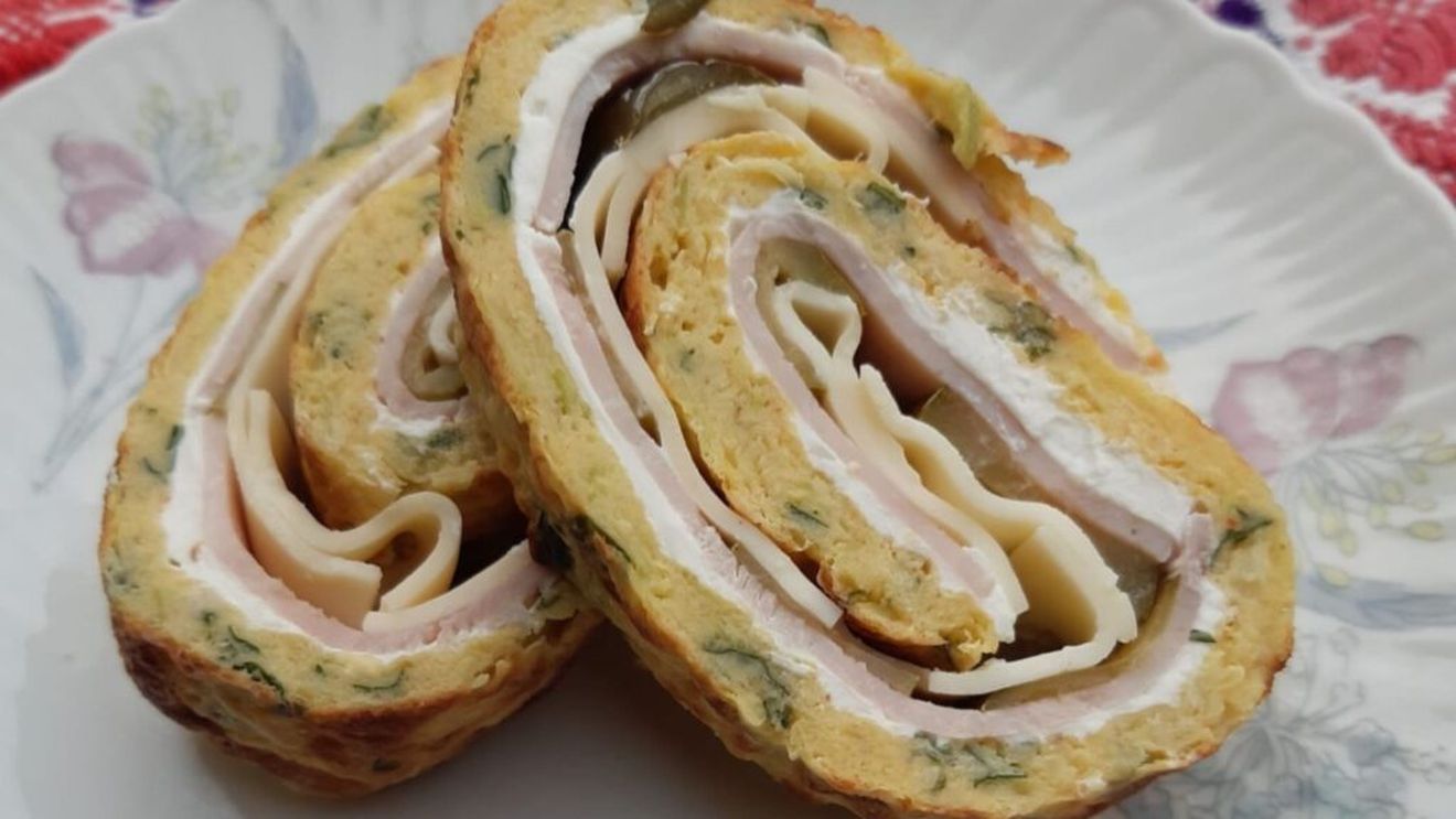 Rețetă de week-end de la cititori: Ruladă de dovlecei umplută cu șuncă și cașcaval