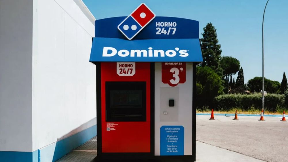 Pizza proaspăt coaptă în doar trei minute. Domino's Pizza testează un automat disponibil non-stop