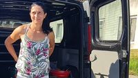 FOTO – VIDEO | Din livezile bunicilor, într-un magazin bazat pe încredere / Povestea unei familii din Tăuții Măgherăuși care își lasă fructele la autoservire / Raluca Cioci: „Lumea vede ce fructe am, își alege ce dorește și pune banii în cutiuță”