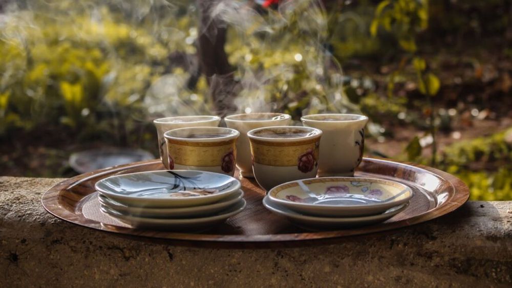 Preotul Victor Păcală a strâns 500 de pagini de „leacuri băbești” din florile Mărginimea Sibiului: Arsurile se „oblojesc” cu cartofi pisați sau lapte acrit, iar insolația era tratată cu fumul plantelor de floarea-soarelui / Unde poate fi găsită monografia premiată de Academia Română