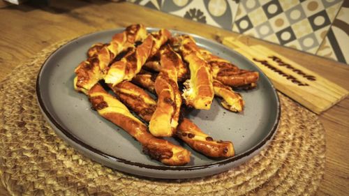 VIDEO | Rețetele Juanitei | Sărățele cu brânză preparate rapid din aluat de foietaj/ Sunt bune și de aperitiv și de luat la pachet și de o cină sau un mic dejun pe fugă