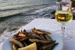 Cât costă o masă în Thassos în vara lui 2026. O familie cu trei copii a plătit aproape 600 de lei pentru o cină completă
