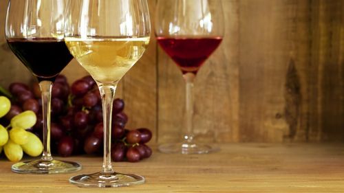 Cum alegi cele mai potrivite pahare pentru vin / Sfaturi de la un somelier / De ce o cupă de șampanie este cel mai prost pahar pentru vin spumant