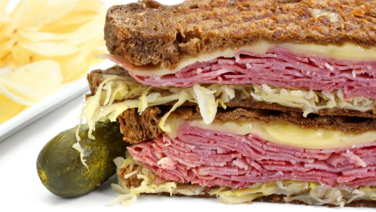 „Pastrami”, unul dintre puținele cuvinte englezești care vine de la pastramă. Ambasada României în SUA popularizează această legătură etimologică