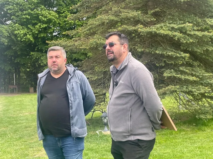 FOTO: Ciprian Codrea, proprietar Casa Codrea, ecoturism în Munții Făgăraș (stânga) / Istvan Szabo, Director Dezvoltare Afaceri Verzi în cadrul Fundației Conservation Carpathia (dreapta)