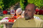 Avem Ziua Națională a Gastronomiei și Vinului Românesc, dar nu prea o sărbătorim. Cezar Ioan: „Așa e românul. Dacă-l inviți nu vine. Dacă nu-l inviți, se supără” /  De ce avem o astfel de sărbătoare și ce ar trebui să spună ea despre România