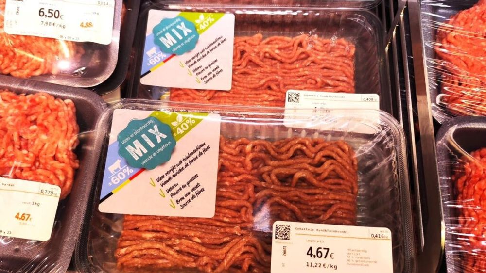 Carnea adiționată cu proteine vegetale începe să devină realitate. Unele supermarketuri din Belgia și Olanda oferă așa zisa carne mixtă, amestecată cu componente vegetale, ca strategie de răspuns la inapetența consumatorilor pentru alternativele exclusiv vegetale