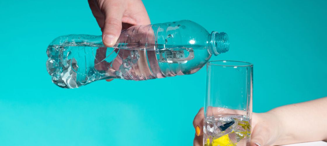 Cum poți elimina microplasticele din apa de băut. Metoda simplă, susținută de cercetări științifice, pe care o poți aplica acasă