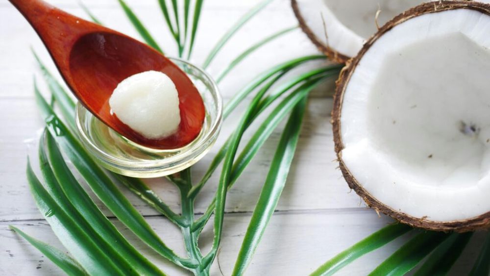 10 beneficii pentru sănătate ale uleiului de cocos/ Are efect antibacterian și poate ajuta la slăbit, reducerea convulsiilor și menținerea sănătății orale