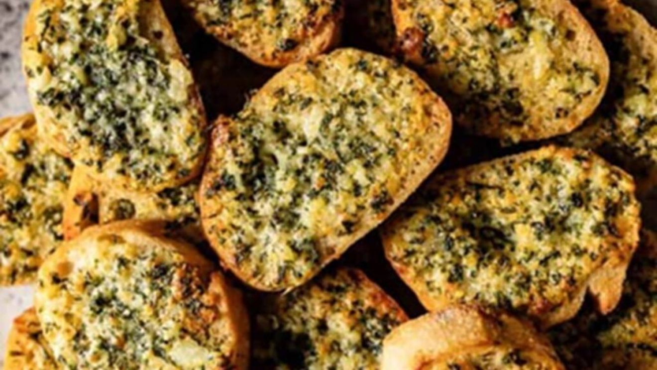 Pâine cu usturoi la Air Fryer / O bază pentru un mic dejun crocant, aromat și gata în câteva minute