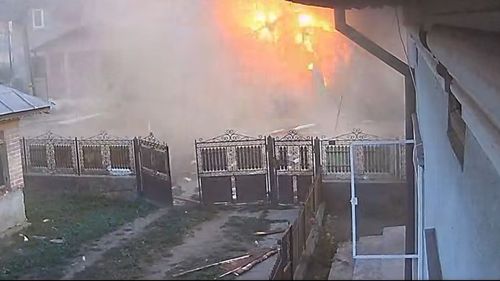 VIDEO | Explozie puternică urmată de incendiu într-un magazin din Dâmbovița / Momentul, surprins de o cameră de supraveghere