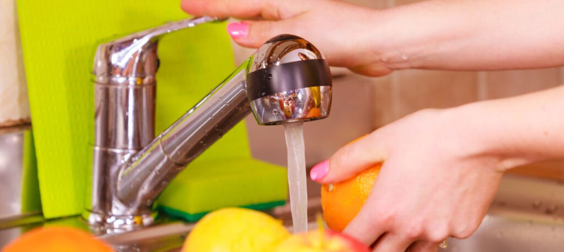 Cum se spală corect fructele și legumele / De ce oțetul și bicarbonatul nu sunt întotdeauna cea mai bună alegere