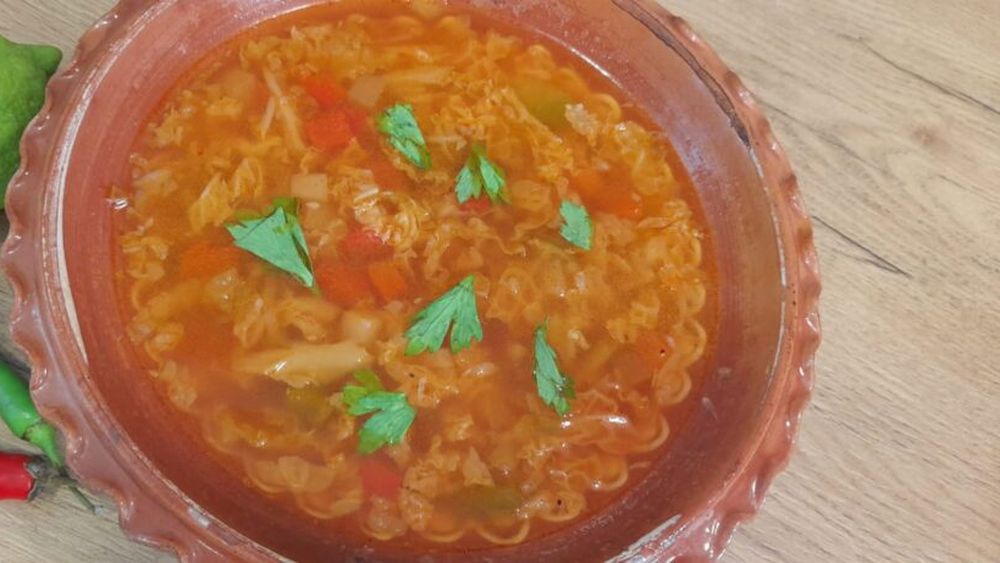 Rețetele Juanitei: Supa detox/ Varianta îmbunătățită a supei de varză de dietă/ Nu e recomandabil să urmezi dieta de o săptămână cu acest preparat/ Prepar-o însă cu multe legume și consum-o la cină pentru puțin detox